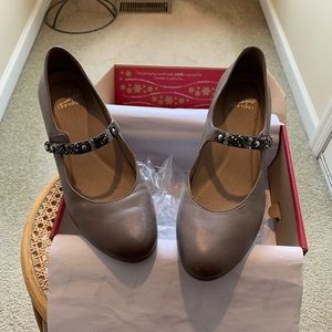 Dansko Pearlina Burnished Nubuck Like New